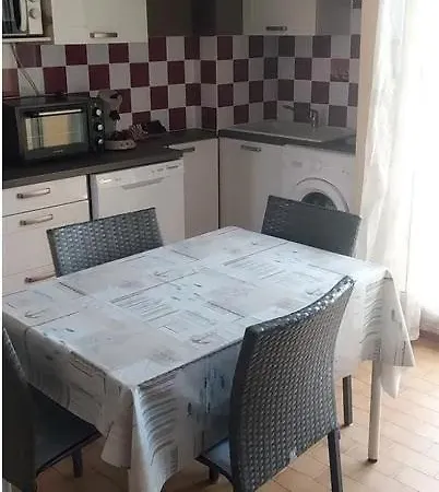 T2 Avec Piscine, Proche De La Et Du Port Apartment